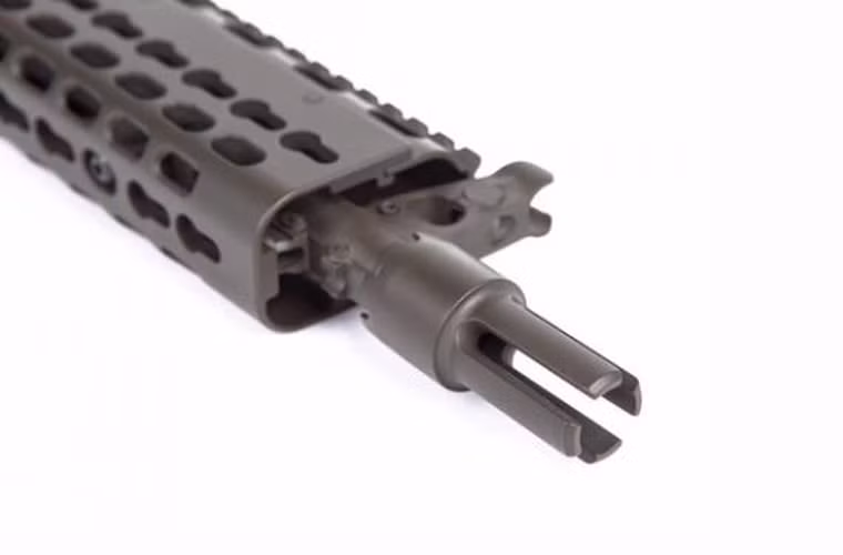 Tiểu liên AK-15 trang bị một nòng mới có chiều dài 413 mm, được trang bị đầu nòng bù giật với thiết kế xẻ rãnh tứ. Với chụp bù giật này, súng sẽ có độ ổn định hơn khi bắn so với dòng AK-47. Nòng súng sử dụng loại hợp kim thép siêu bền cho giới hạn thay nòng khá cao.