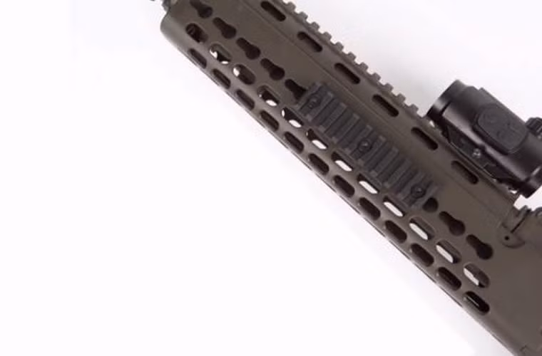 Ngoài ra, kiểu thiết kế với các lỗ sẽ cho phép không khí truyền qua làm mát nòng súng khi bắn ở cường độ cao. Súng sẽ không làm bỏng tay xạ thủ.