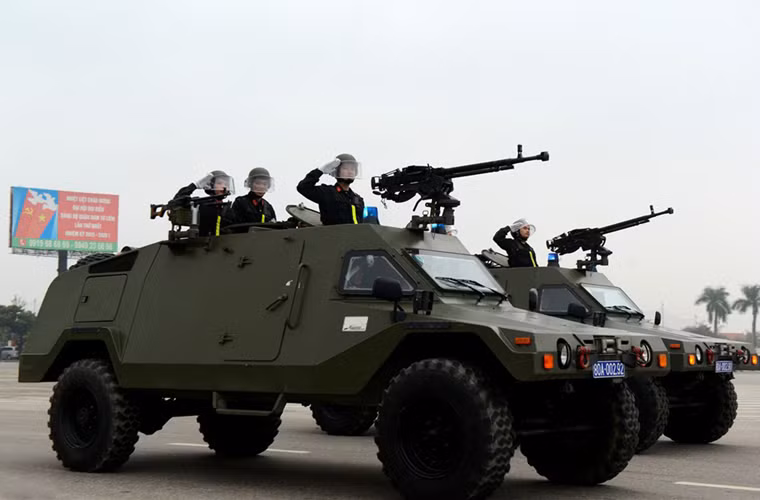 RAM 2000 MK3 có khoang chứa tiện nghi có thể chứa tối đa 6 chiến sĩ cảnh sát cơ động bên trong. Xe ngoài có những cửa như truyền thống, thì trên nóc xe có các cửa mở để bộ đội bên trong có thể từ đó tác chiến vào mục tiêu.