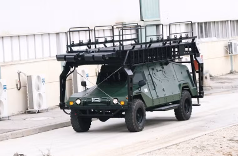 Ngoài ra xe cũng có thể lắp thêm bộ khung thang gấp chuyên dụng dành cho lực lượng cơ động tác chiến với những mục tiêu trên nhà cao tầng một cách nhanh chóng.