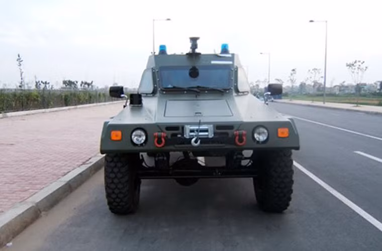 Khoang chở quân kết được thiết kế độc đáo từ khung sườn bằng thép vững chãi có khả năng làm giảm đáng kể xung chấn từ vụ nổ tác động nên khoang, qua đó giảm khả năng thương vong cho binh lính.