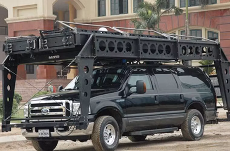 Kế tiếp là dòng xe bán tải hạng năng Ford F550 Super Duty do tập đoàn ô tô Ford của Mỹ chế tạo. Đây được coi là “khủng long” của lực lượng Cảnh sát Cơ động bởi dáng vẻ cồng kềnh, nhưng có khả năng hỗ trợ cực tốt trong nhiệm vụ chống bạo động và khủng bố.