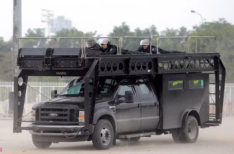 Phần sàn nâng của Ford F550 Super Duty cao 15m tính từ mặt đất và hệ thống phóng thang kép hoạt động độc lập của xe vươn tới 7,6m giúp các chiến sĩ Cảnh sát Cơ động có thể tác chiến trên mọi địa hình. Khoang lái của xe có thể chở 5 người bao gồm lái xe, xạ thủ, và 3 người điều khiển hệ thống thang phóng, khoang sau của xe có thể vận chuyển thêm 10 người.