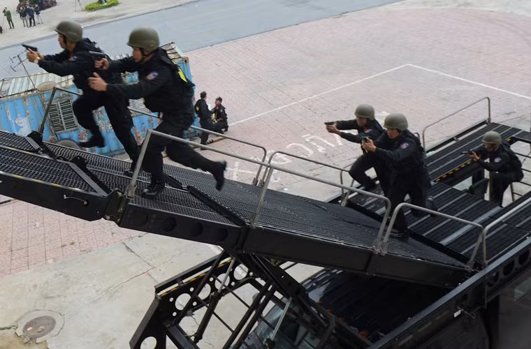 Với trọng lượng tên tới hơn 8,5 tấn, xe có chiều dài 7.241mm, rộng 2.362mm, và cao 2.777mm, được trang bi động cơ V10 dung tích 6,8 lít, sản sinh 362 mã lực tại vòng quay 4.750 vòng/phút và mô-men oắn cực đại 620 Nm tại vòng quay 3.250 vòng/phút. Vận tốc tối đa xe có thể đạt được là 90 km/h. 