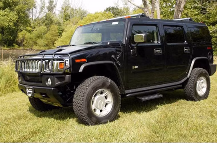 Hộp số tự động cùng với hai cầu chủ động cho phép xe có khả năng việt dã rất tốt. Nhờ động cơ khẻo xe có thể đạt tốc độ 100km/h ở đường nhựa và 40km/h ở đường địa hình. Ngoài kíp xe hai người gồm một lái xe và một xạ thủ, xe còn có khả năng chở thêm 5 người.