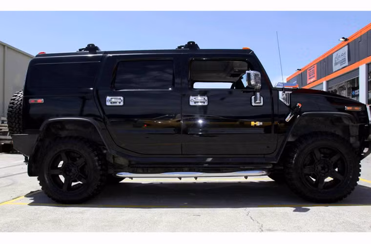 Xe được cấu thành từ ba thành phần, mặt trước sử dụng khung xe GM-2500 sửa đổi, phần thân giữa chế tạo hoàn toàn mới, phần sau dựa trên bộ khung GM-1500 sửa đổi và nâng cấp. Toàn bộ được bọc thép chống lại được các loại đạn cỡ 7,62mm bắn thẳng.