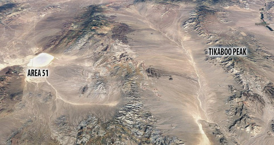 Thậm chí, nhiều người còn cho rằng đã chụp được những bức ảnh vệ tinh trong Vùng 51 với bóng của người ngoài hành tinh to lớn.