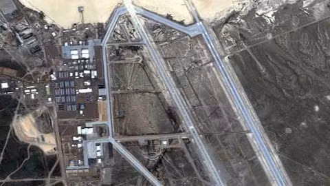 Không những vậy, giới chức Mỹ còn đặt nhiều biển báo cảnh báo những kẻ thâm nhập về nguy cơ đối diện với vũ lực chết người.