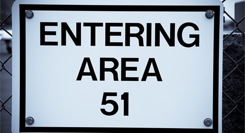 Khu vực 51 hay còn gọi Vùng 51 là căn cứ quân sự tối mật của Mỹ nằm ở sa mạc Nevada hoang vắng. Nơi đây được bảo vệ vô cùng nghiêm ngặt và rất ít thông tin được tiết lộ.