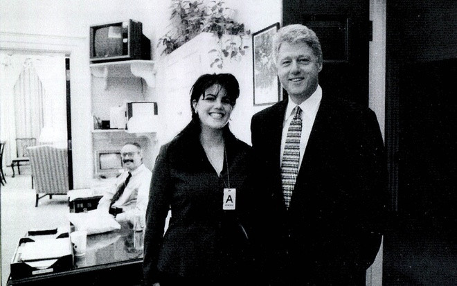 Đến đầu năm 1998, chuyện tình vụng trộm của Tổng thống Bill Clinton với thực tập sinh Nhà Trắng vỡ lở và trở thành tâm điểm dư luận. Sau khi tin tức được công bố, Tổng thống Bill Clinton đã phủ nhận có quan hệ tình ái với Monica Lewinsky.