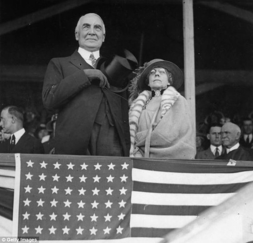 Để vụ tai tiếng này không bị dư luận đào xới, Đảng Cộng hòa dàn xếp với ông Phillips không tiết lộ chuyện ngoại tình của Tổng thống Harding. Sau đó, cả gia đình ông Phillips chuyển sang Nhật Bản sinh sống để tránh xảy ra thị phi. Theo một số thông tin, ông Phillips đã nhận 50.000 USD với sự kiện này.