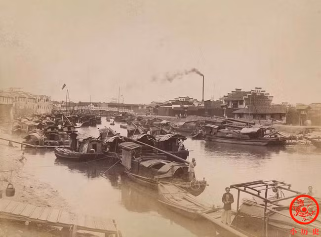 Quang cảnh trên sông Tô Châu, thuyền bè trên sông qua lại tấp nập, hoạt động của con người vô cùng nhộn nhịp.