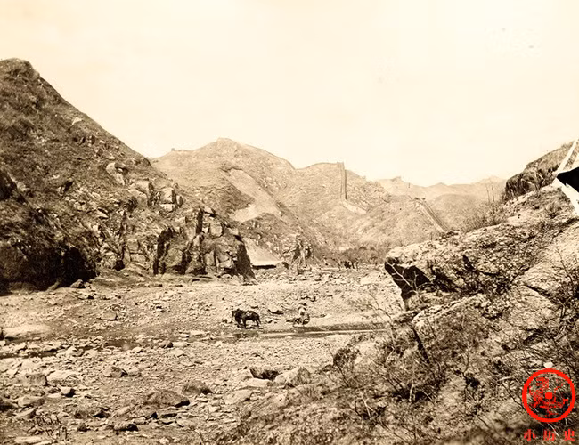 Quang cảnh Nam Khẩu của Cư Dung Quan, ngoại ô Bắc Kinh. Nam Khẩu có địa hình hiểm trở, là đầu mối giao thông nối miền Bắc Trung Hoa với bên ngoài Vạn Lý Trường Thành.