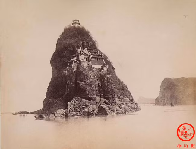 Đây là Tiểu Cô Sơn ở giữa dòng sông Trường Giang, tỉnh An Huy. Tiểu Cô Sơn có độ cao là 78 mét, đứng sừng sững giữa sông với hình thù kỳ dị. Từ xưa nơi này đã nổi tiếng bởi sự kỳ quái, hiểm trở và cô lập.