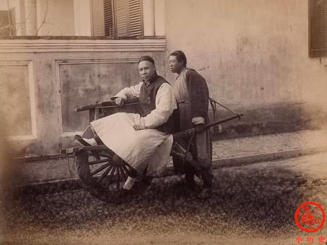 Thời kỳ Mạt Thanh là giai đoạn triều đình tạo ra cục diện "Đồng Quang trung hưng" - Một nỗ lực khôi phục sự huy hoàng của nhà Thanh. Ảnh: Vào cuối thời nhà Thanh, người dân thường sử dụng xe một bánh.