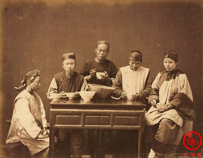Mặc dù nỗ lực đó không thể khôi phục hoàn toàn vị thế nhà Thanh nhưng vẫn giúp kéo dài chế độ phong kiến thêm khoảng 60 năm nữa. Ảnh: Một gia đình quây quần bên bàn ăn. Bức ảnh này đã được sắp đặt để chụp trong studio và sau đó được phát hành công khai tại Mỹ. 