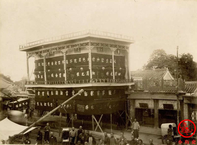 Lễ khai trương hoành tráng của một cửa tiệm.