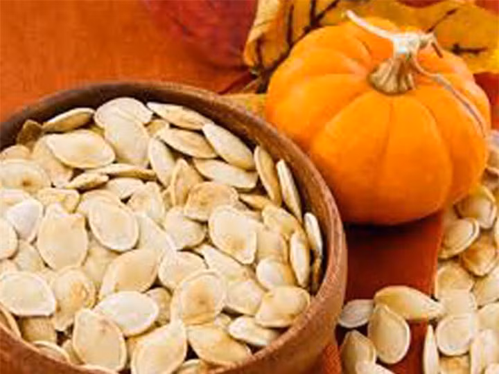 Hạt bí đỏ (bí ngô): Được biết đến với nhiều chất dinh dưỡng, hạt bí ngô có chứa một lượng lớn amino acid tryptophan có khả năng làm bạn ngủ thiếp đi. Ăn hạt bí ngô vài giờ trước khi đi ngủ sẽ làm tăng mức tryptophan trong cơ thể bạn. Tryptophan là một axit amin cho phép cơ thể chuyển đổi serotonin và do đó làm cho não của bạn tạo ra nhiều melatonin hơn (hormone gây buồn ngủ).