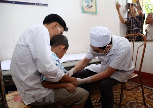 Viêm bao quy đầu ở trẻ em có thể dễ dàng điều trị dứt điểm nếu phát hiện sớm các triệu chứng ban đầu, nhưng nếu không được điều trị kịp thời sẽ để lại những hậu quả nặng nề (Ảnh minh hoạ)