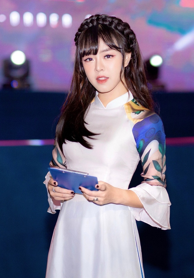 “Chị Cừu Hồng” của VTV là sinh viên Luật, đam mê nghề MC “Chi Cuu Hong” cua VTV la sinh vien Luat, dam me nghe MC