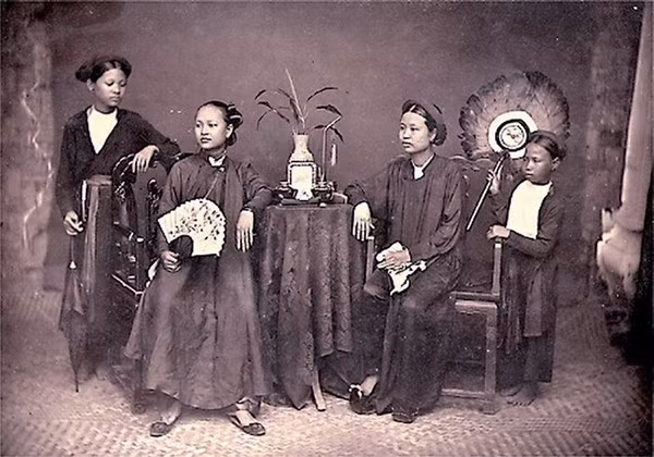 Những người phụ nữ đẹp ngày xưa. Ngày ấy, người con gái Tràng An với hàm răng nhuộm đen, với đôi guốc mộc, tà áo tứ thân kín đáo hay dải yếm đào trễ... đã trở thành những giá trị lịch sử bất biến trong dòng chảy văn hóa dân tộc.