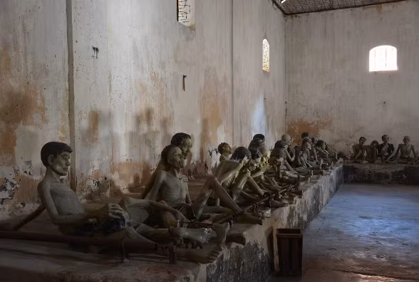 Đã 42 năm kể từ khi nhà tù Côn Đảo đóng cửa, nhưng những ký ức kinh hoàng vẫn phủ bóng đen lên thị trấn yên tĩnh này. Được mệnh danh là “địa ngục trần gian thực sự”, đây từng là nơi giam giữ hàng chục nghìn tù nhân Cộng sản đã phải chịu đựng tra tấn và chết dưới tay của thực dân Pháp, sau đó là chính phủ miền Nam Việt Nam do Mỹ hậu thuẫn từ năm 1863 đến năm 1975.