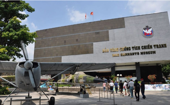 Sẽ thật đáng tiếc nếu không ghé thăm Bảo tàng Chứng tích Chiến tranh. Bảo tàng phản ánh những câu chuyện quan trọng về những tác động khủng khiếp của chiến tranh đối với đất nước.