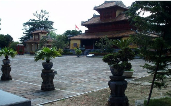 Hoàng thành Huế được xây dựng lần đầu tiên vào năm 1804, là quê hương của nhà Nguyễn - triều đại cuối cùng của Việt Nam trong 143 năm. Khu phức hợp dinh thự, cổng, đền và chùa đã bị hư hại nghiêm trọng dưới sự cai trị của Pháp và trong Chiến tranh Việt Nam và chỉ có 20 trong số 148 tòa nhà còn sót lại.