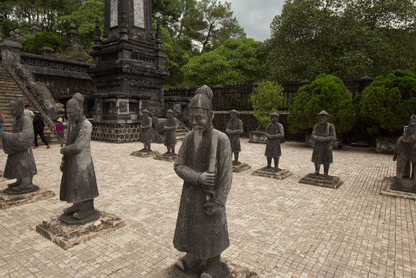 Trong số rất nhiều lăng mộ hoàng gia ở cố đô Huế, lăng Khải Định nằm tách biệt so với các lăng mộ triều Nguyễn khác, với sự kết hợp lôi cuốn giữa các nét Á Đông và châu Âu. Được xây dựng trong hơn 11 năm, lăng giống như một tượng đài về sự giàu có quá mức của hoàng thất thời bấy giờ.