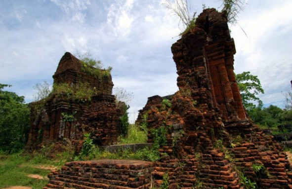 Thánh địa Mỹ Sơn, nơi lưu giữ những tàn tích Chăm lớn nhất Việt Nam từng là trung tâm tôn giáo và chính trị của vương quốc Champa trong nhiều thế kỷ. Ngôi đền được các nhà khảo cổ Pháp phát hiện vào cuối thế kỷ 19 nhưng sau đó đã bị bom Mỹ tàn phá nặng nề.