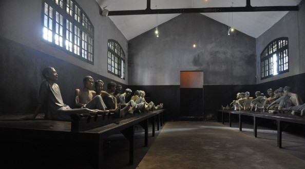 Nhà tù Hỏa Lò có thể là một nơi phù hợp cho những người yêu thích lịch sử, mặc dù có nhiều chỗ chỉ là phục dựng nhưng nó mang lại cảm giác thực sự của quá khứ. Những phòng giam u ám trước đó từng chứng kiến cảnh giam giữ các phi công Mỹ, bao gồm cả Thượng nghị sĩ John McCain, và quan trọng hơn là sự ghê rợn và man rợ mà nhiều nhà lãnh đạo dân tộc chủ nghĩa và cách mạng Việt Nam phải gánh chịu trong thời thuộc địa của Pháp.