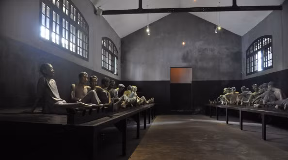 Nhà tù Hỏa Lò có thể là một nơi phù hợp cho những người yêu thích lịch sử, mặc dù có nhiều chỗ chỉ là phục dựng nhưng nó mang lại cảm giác thực sự của quá khứ. Những phòng giam u ám trước đó từng chứng kiến cảnh giam giữ các phi công Mỹ, bao gồm cả Thượng nghị sĩ John McCain, và quan trọng hơn là sự ghê rợn và man rợ mà nhiều nhà lãnh đạo dân tộc chủ nghĩa và cách mạng Việt Nam phải gánh chịu trong thời thuộc địa của Pháp.