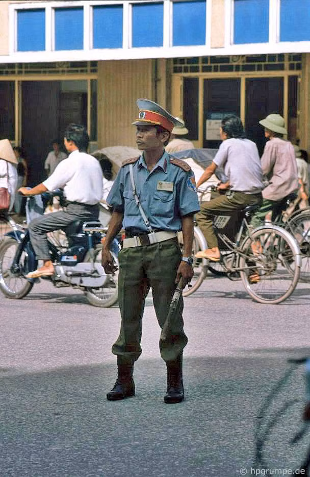 Người cảnh sát giao thông làm nhiệm vụ trên đường phố, 1991.
