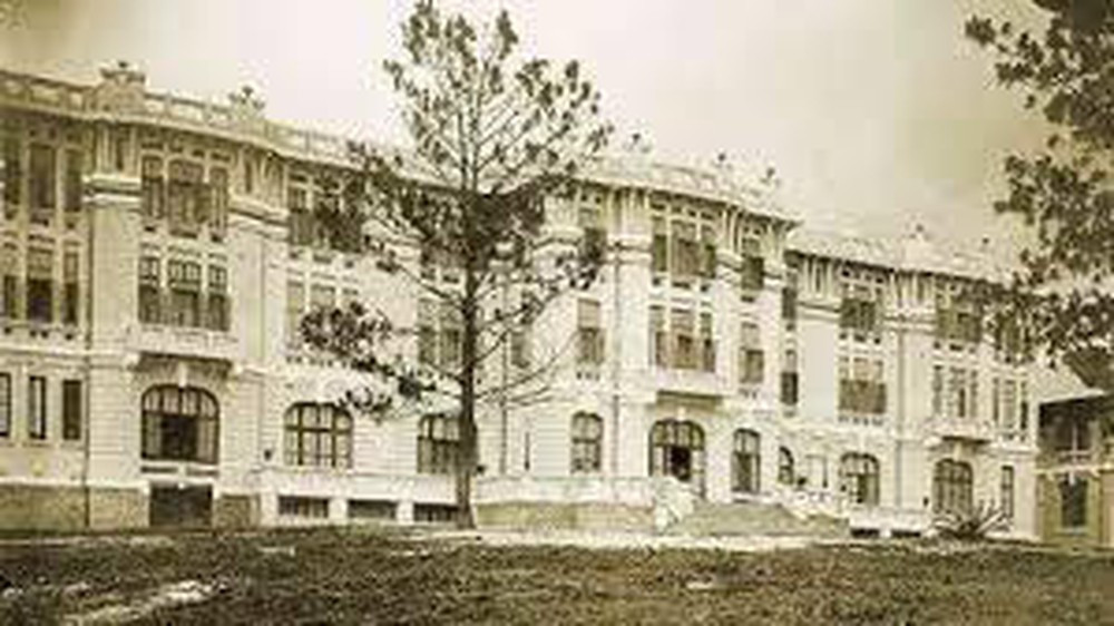 Huyện Sỹ (1841-1900), người có tên khai sinh là Lê Nhứt Sỹ, sinh ra tại Sài Gòn. Ông là ông ngoại của Nguyễn Hữu Thị Lan - hoàng hậu cuối cùng của phong kiến Việt Nam.