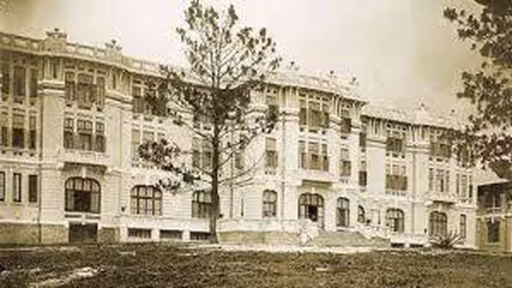 Huyện Sỹ (1841-1900), người có tên khai sinh là Lê Nhứt Sỹ, sinh ra tại Sài Gòn. Ông là ông ngoại của Nguyễn Hữu Thị Lan - hoàng hậu cuối cùng của phong kiến Việt Nam.