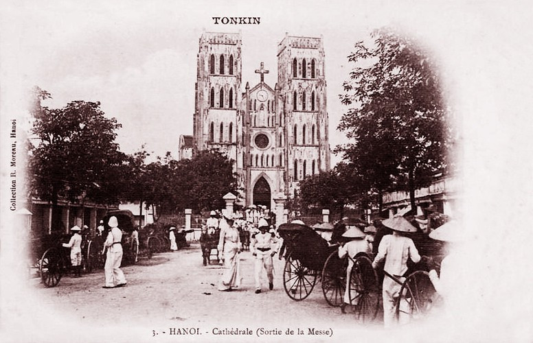 Nhà thờ Lớn Hà Nội giờ tan lễ.