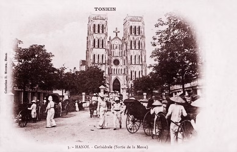 Nhà thờ Lớn Hà Nội giờ tan lễ.