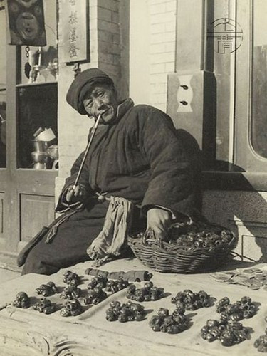 Một cụ già bán táo đỏ tại Bắc Kinh. Ảnh: sina.com.cn.