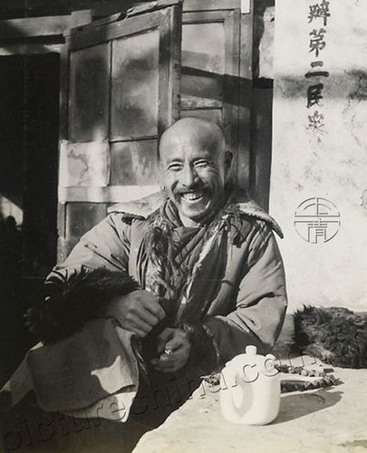 Người đàn ông cười tươi thư thái uống trà sưởi nắng. Ảnh: sina.com.cn.