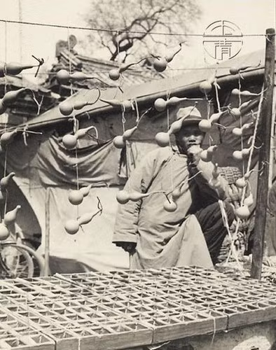 Một sạp hàng bán hồ lô trên đường phố Bắc Kinh (Trung Quốc ). Ảnh: sina.com.cn.