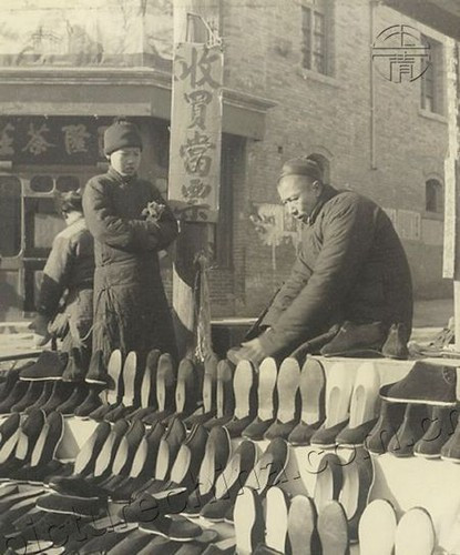 Một sạp hàng bán giày trên phố. Ảnh: sina.com.cn.