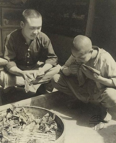 Hai người đàn ông bên quầy bán bánh. Ảnh: sina.com.cn.