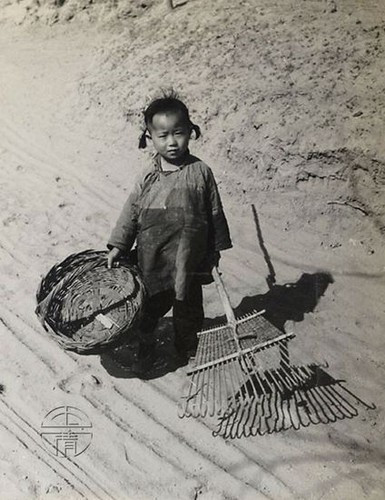 Em bé nhà nghèo trên đường phố Bắc Kinh. Ảnh: sina.com.cn.