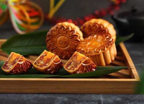 Không nên ăn bánh trung thu khi bụng đói hoặc ăn buổi tối. Ăn bánh khi đói sẽ khiến lượng đường trong máu tăng nhanh, dễ kích thích và tăng tiết axit dạ dày, gây trào ngược axit. Trong khi đó, ăn bánh về đêm sẽ khiến cơ thể bị kích thích, khả năng tiêu hóa thời điểm này cũng yếu hơn, dễ làm tăng gánh nặng cho lá lách và dạ dày.