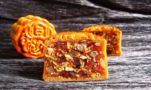 Ngoài ra, tập luyện hợp lý cũng giúp kiểm soát lượng đường trong máu. Tập thể dục có thể đốt cháy lượng calo dư thừa, rất hữu ích trong việc kiểm soát lượng đường trong máu. Bắt đầu tập thể dục sau khi ăn bánh trung thu 1 giờ, mỗi lần 20-40 phút, các phương pháp tập thể dục bao gồm leo cầu thang, thể dục nhịp điệu, chạy bộ, đi bộ,…