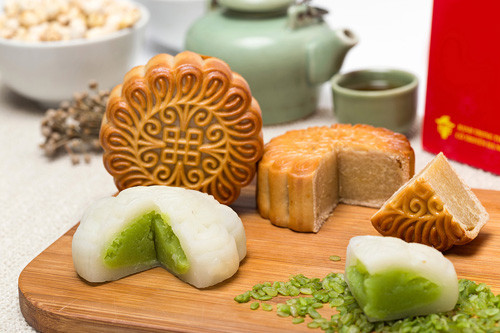 Với lượng đường khổng lồ, ăn bánh trung thu sẽ làm tăng lượng đường trong máu. Vậy nhưng, không ăn bánh lại cảm giác mất hương vị ngày tết. Xuất phát từ sự quan tâm này, nhiều hãng cho ra mắt sản phẩm bánh trung thu “không đường”. Trang Sohu của Trung Quốc khuyên không nên quá tin vào quảng cáo. “Bánh trung thu không đường” vẫn có thể chứa đường fructose. Bên cạnh đó, tinh bột trong bánh cũng nhanh chóng chuyển hóa thành glucose, khiến lượng đường trong máu tăng.