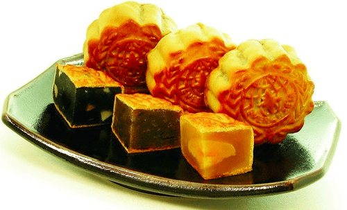  Tết Trung thu còn được gọi là tết đoàn viên, mọi người trong gia đình quây quần, chia nhau phần bánh trung thu với mong muốn về sự đoàn tụ. Bánh trung thu có bánh nướng và bánh dẻo. Hai loại này lại có nhiều kiểu nhân khác nhau như nhân ngũ cốc, hạt sen, trứng muối, thập cẩm,... Dù vậy, đặc điểm chung của chúng là nhiều tinh bột, đường và chất béo. (Ảnh: SH, minh họa)
