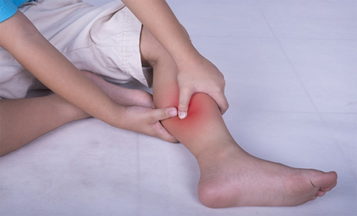 Đáng lưu ý, tư thế ngủ không đúng cũng ảnh hưởng lớn đến tần suất chuột rút khi ngủ. Chẳng hạn, tư thế nằm ngửa thời gian dài với chăn ép vào mu bàn chân; nằm sấp thời gian dài với mu bàn chân áp vào giường buộc một số cơ của bắp chân phải ở trạng thái hoàn toàn thư giãn, kéo dài gây co cơ thụ động.