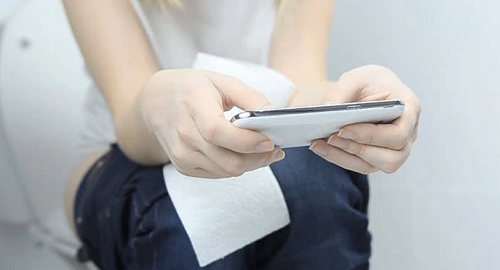 Không sử dụng điện thoại khi đi vệ sinh. Sử dụng điện thoại khi đi vệ sinh khiến chúng ta có xu hướng ở nhà vệ sinh lâu hơn. Ngồi quá lâu có thể khiến các tĩnh mạch xung quanh hậu môn sưng đau.