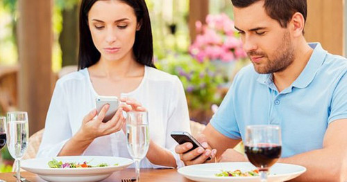  Không dùng điện thoại khi ăn. Nhiều người có thói quen vừa ăn vừa dùng điện thoại. Trước hết, đây là hành động bất lịch sự, khiến người ăn cùng có cảm giác bạn không tập trung dùng bữa. Không chỉ ảnh hưởng hiệu quả giao tiếp, vừa ăn vừa dùng điện thoại còn ảnh hưởng sức khỏe thể chất.